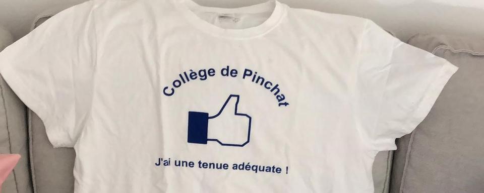 Le t-shirt donné aux élèves portant une tenue jugée "inadaptée" au règlement du cycle de Pinchat. [DR]