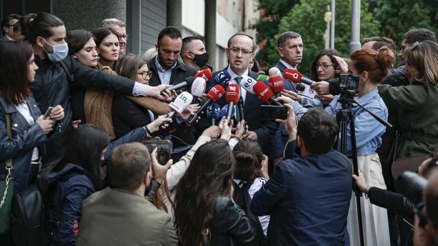 Le nouveau Premier ministre kosovar, Avdullah Hoti, parle aux médias, Pristina, le 3 juin 2020. [Keystone/AP Photo - Visar Kryeziu]