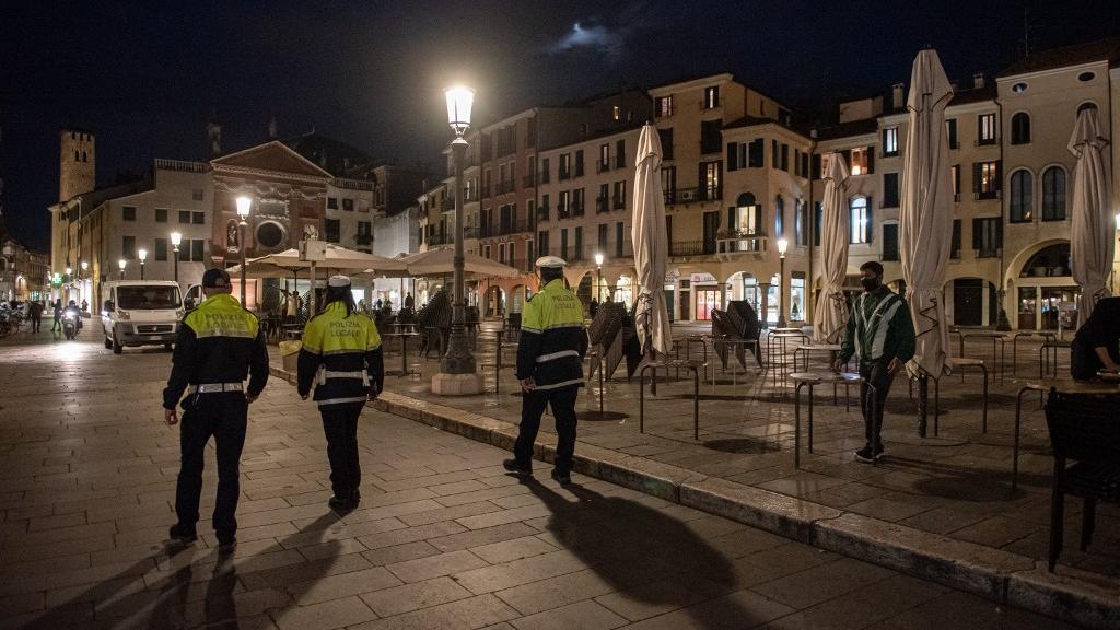 Une patrouille de police surveille l'application du couvre-feu à Padoue, en Italie, le 26 octobre 2020. [AFP - Roberto Silvino / NurPhoto]
