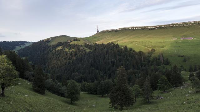 Une pétition déposée contre le parc éolien des Quatre Bornes. [Keystone - Christian Beutler]