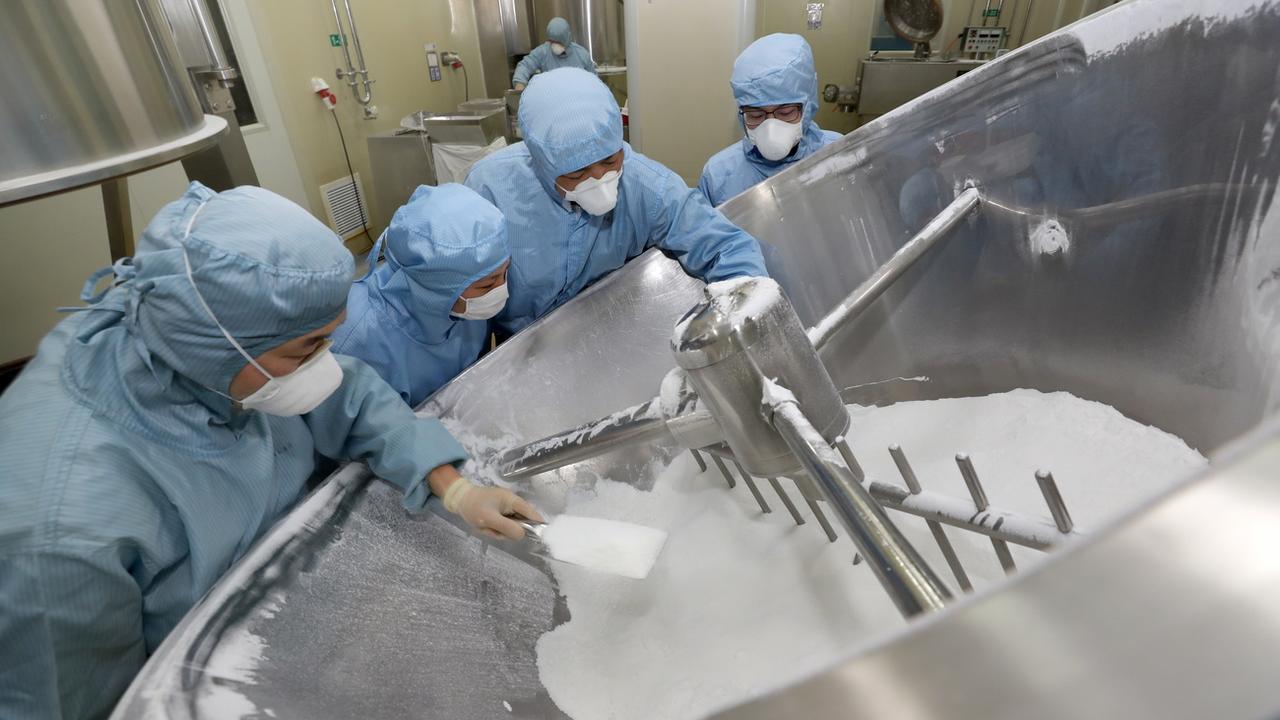Des employés chinois travaillent sur la production de chloroquine. [Keystone/EPA - Xu Congjun]