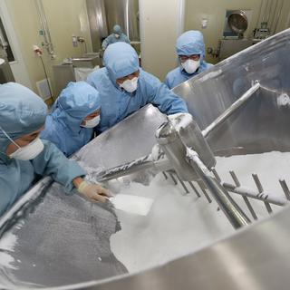 Des employés chinois travaillent sur la production de chloroquine. [Keystone/EPA - Xu Congjun]