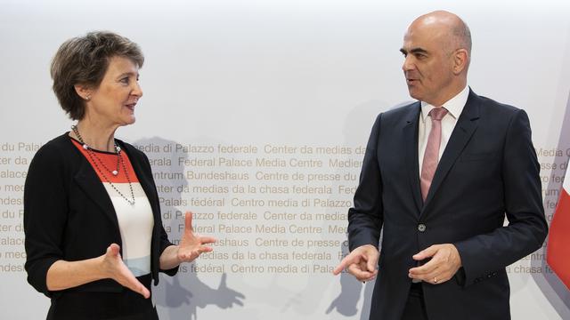 Simonetta Sommaruga et Alain Berset lors de la conférence de presse sur la coroanavirus du 19 juin 2020. [Keystone - Peter Schneider]