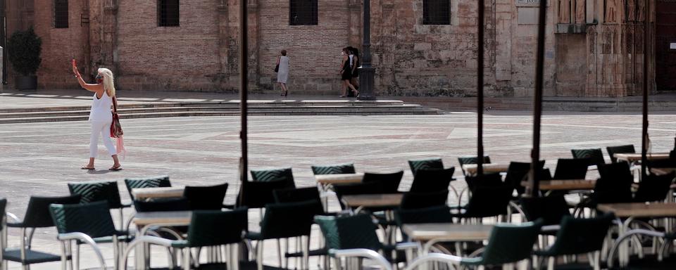 Une terrasse vide à Valence le 18 août dernier. [Keystone/EPA - Kai Foersterling]