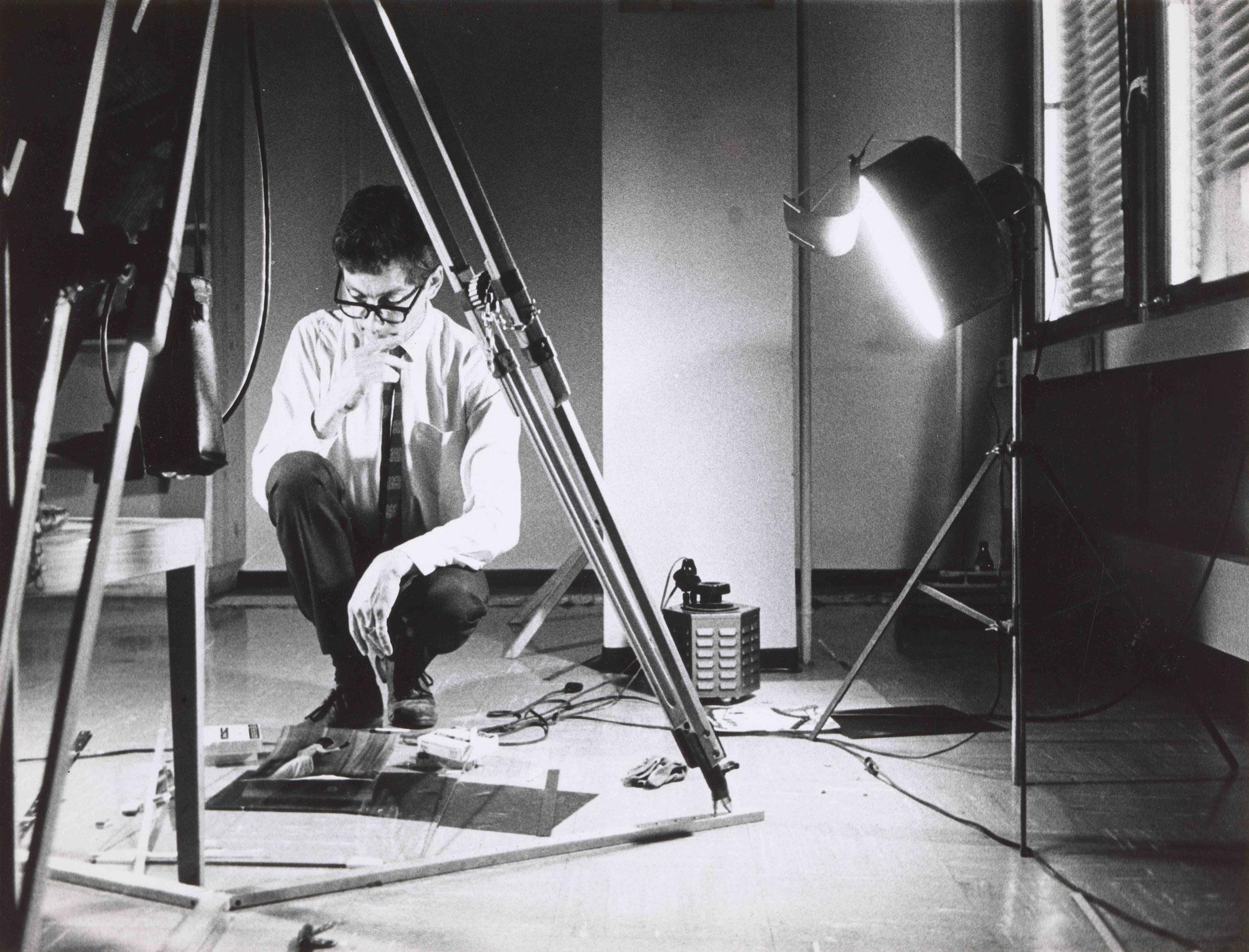 Nicolas Bouvier au travail, 1967. [BGE - Eliane Bouvier]