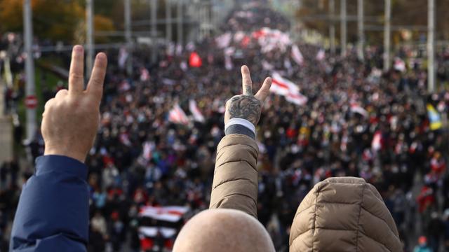 A Minsk, les manifestants maintiennent la pression sur le président Loukachenko, le 18 octobre 2020. [Reuters - Stringer]