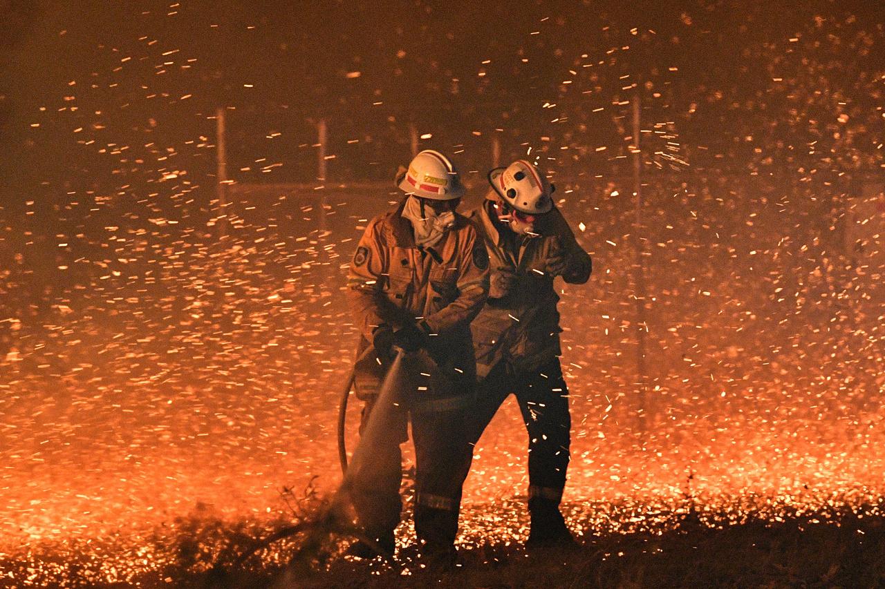 Des pompiers dans le brasier près de la ville de Nowra, au sud-est du pays. [afp - Saeed Khan]