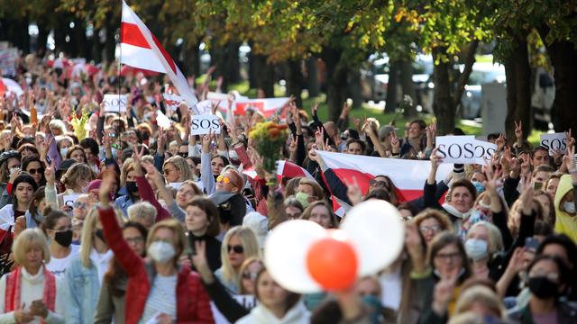 Les femmes envahissent Minsk contre Loukachenko, arrestations par centaines [AFP]