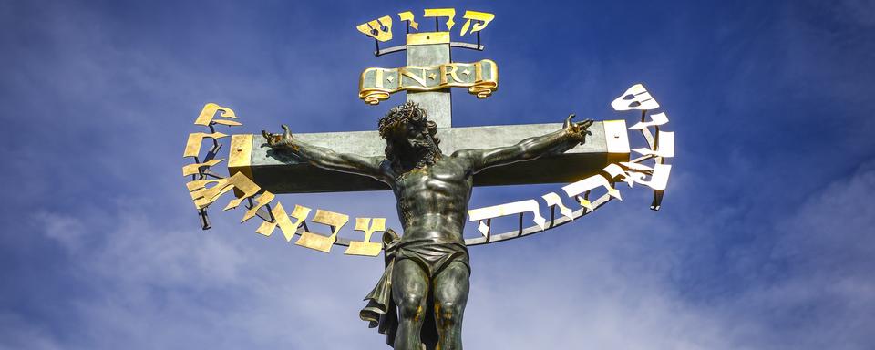 Statue de la Crucifixion de Jésus-Christ sur le pont Charles à Prague. [AFP - Beata Zawrzel / NurPhoto]