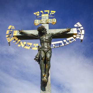 Statue de la Crucifixion de Jésus-Christ sur le pont Charles à Prague. [AFP - Beata Zawrzel / NurPhoto]