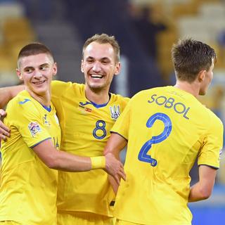 Yevhen Makarenko (au centre) et Eduard Sobol ont subi un test positif au Covid-19. [AFP - Sergei Supinsky]