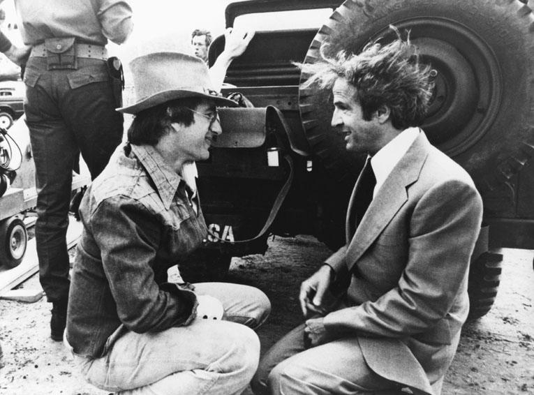 Le réalisateur Steven Spielberg (à gauche) en discussion avec François Truffaut sur le tournage de "Rencontres avec le troisième type". [Columbia Pictures Corporation / / Collection ChristopheL via AFP]