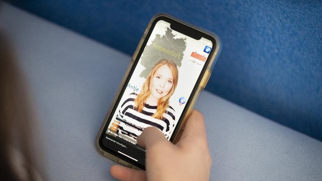 Une utilisatrice de TikTok à Zurich, en Suisse. [Keystone - Gaetan Bally]