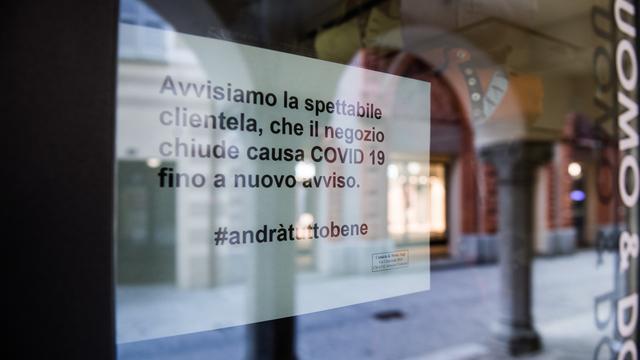 Le Conseil d'Etat tessinois a annoncé samedi en fin d'après-midi la fermeture des cafés et des commerces, à l'exception de l'alimentation et des pharmacies. [Keystone - Alessandro Crinari]