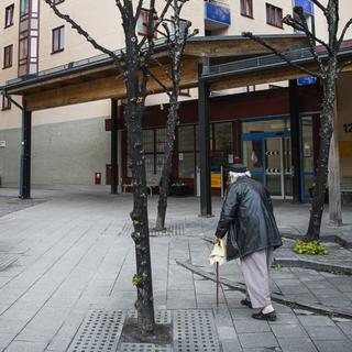 Une personne âgée devant un EMS suédois. [AFP - Jonathan Nackstrand]