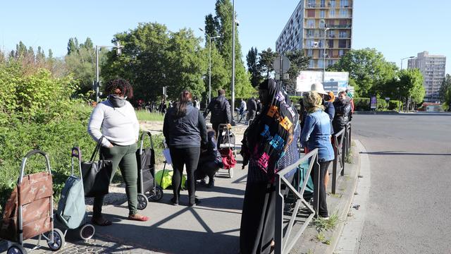 La file d'attente s'étendait sur plusieurs centaines de mètres à Clichy-sous-Bois pour recevoir de l'aide alimentaire le 22 avril 2020. [AFP - Ludovic Marin]