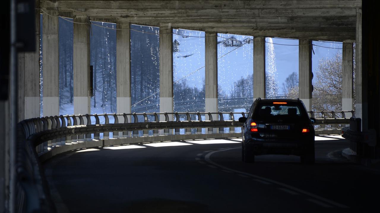 Parmi les tronçons à réhabiliter rapidement figure la route qui mène au Grand-Saint-Bernard. [Keystone - Maxime Schmid]