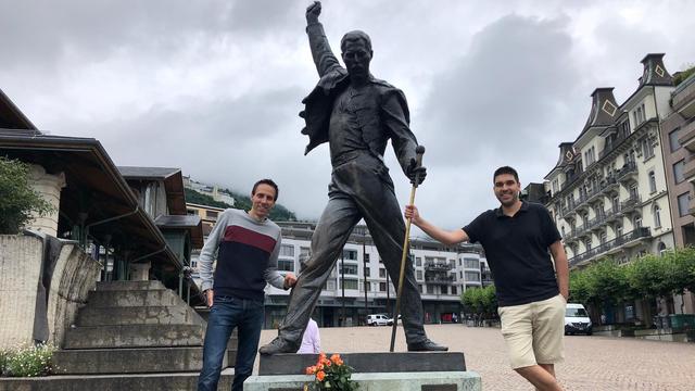 Stéphane Gabioud et Lucien Muller entourent la statue montreusienne de Freddie Mercury.
RTS