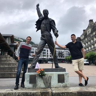 Stéphane Gabioud et Lucien Muller entourent la statue montreusienne de Freddie Mercury.
RTS