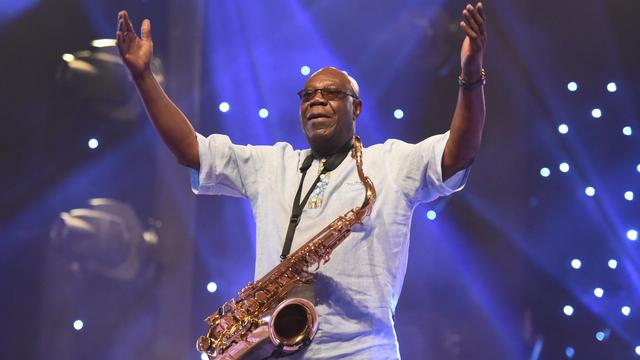 Manu Dibango durant un concert à Abidjan en 2018. [afp - Sia Kambou]