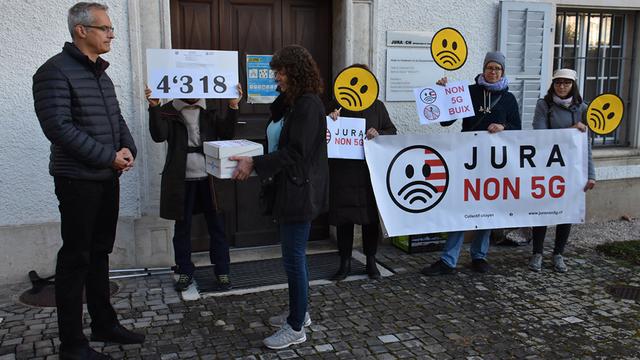 L’opposition à la 5G dans le Jura dépose une pétition munie de 4318 signatures. [RTS - Gaël Klein]