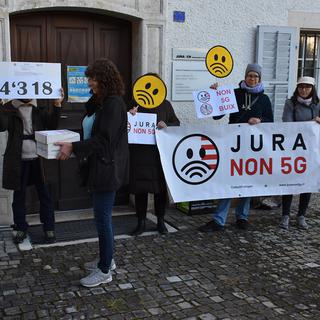 L’opposition à la 5G dans le Jura dépose une pétition munie de 4318 signatures. [RTS - Gaël Klein]