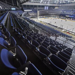 Silence de cathédrale lors du match de hockey fermé au public en raison du coronavirus, le 29 février au Hallenstadion de Zurich. [KEYSTONE - Walter Bieri]