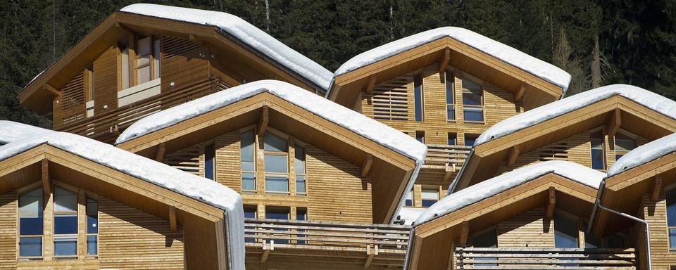 En Suisse, de nombreuses personnes continuent de rejoindre leur chalet à la montagne. [Keystone - Jean-Christophe Bott]