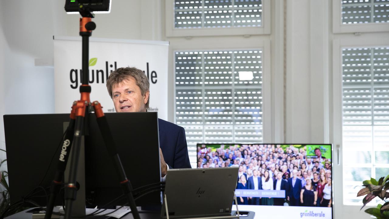 Jürg Grossen, le président du parti Vert'libéral lors de l'assemblée virtuelle des délégués de son parti. [Keystone - Peter Klaunzer]