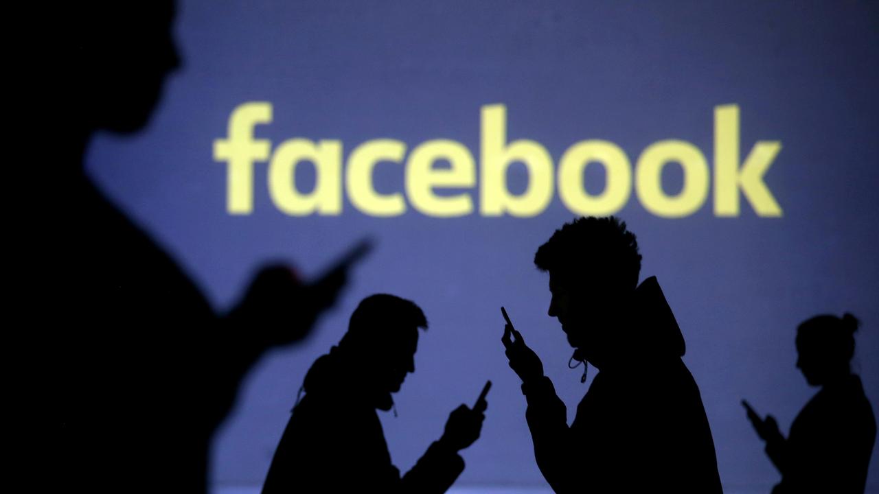 Facebook va désormais supprimer tous les contenus "niant ou déformant" la Shoah, un nouveau durcissement de ses règles de modération des contenus. [Reuters - Dado Ruvic]