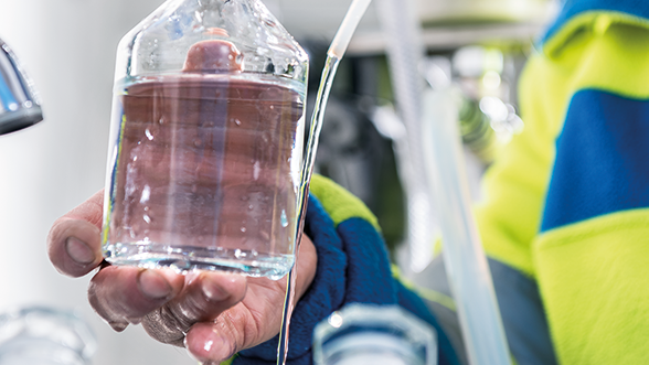 Échantillonnage des eaux souterraines pour l'analyse des traces en laboratoire. [OFEV - Damian Poffet]