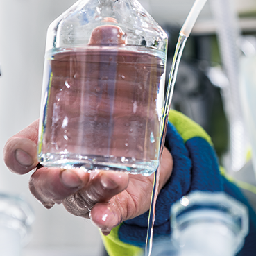 Échantillonnage des eaux souterraines pour l'analyse des traces en laboratoire. [OFEV - Damian Poffet]