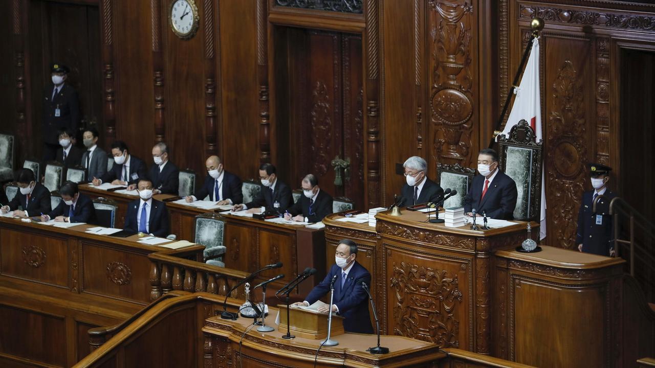 Le Premier ministre japonais Yoshihide Suga parle lors de la session extraordinaire du Parlement à Tokyo, le 26 octobre 2020. [Keystone/epa - Kimimasa Mayama]