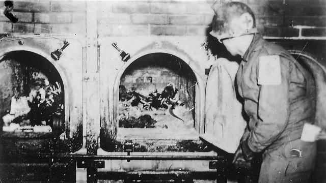 Fours crématoires du camp de concentration de Buchenwald lors de sa libération, le 16 avril 1945. [Wikimédia - Jule Rouard - Luc Viatour]