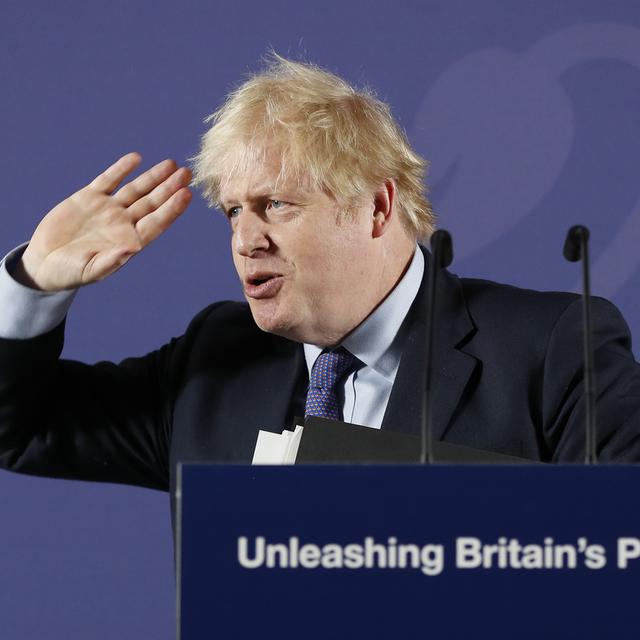 Le Premier ministre britannique pour son premier discours post-Brexit, à un pupitre marqué du slogan "Débrider le potentiel britannique", le 3 février 2020. [AP/Keystone - Frank Augstein]