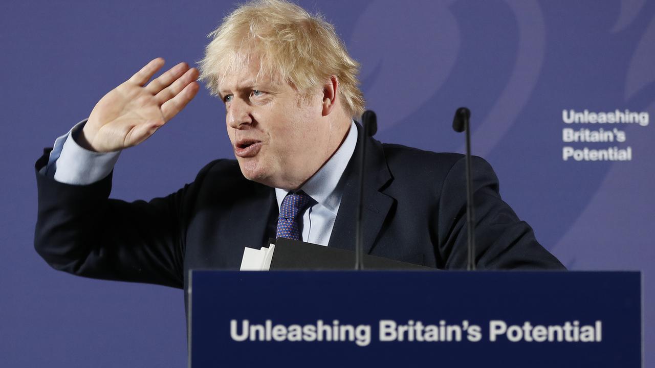 Le Premier ministre britannique pour son premier discours post-Brexit, à un pupitre marqué du slogan "Débrider le potentiel britannique", le 3 février 2020. [AP/Keystone - Frank Augstein]