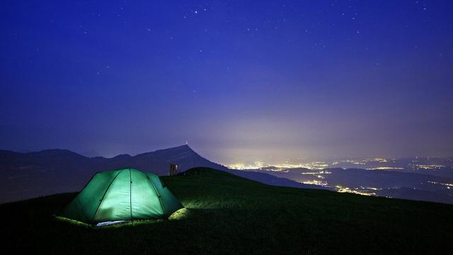 Le camping sauvage a le vent en poupe. [Keystone - Alessandro Della Bella]