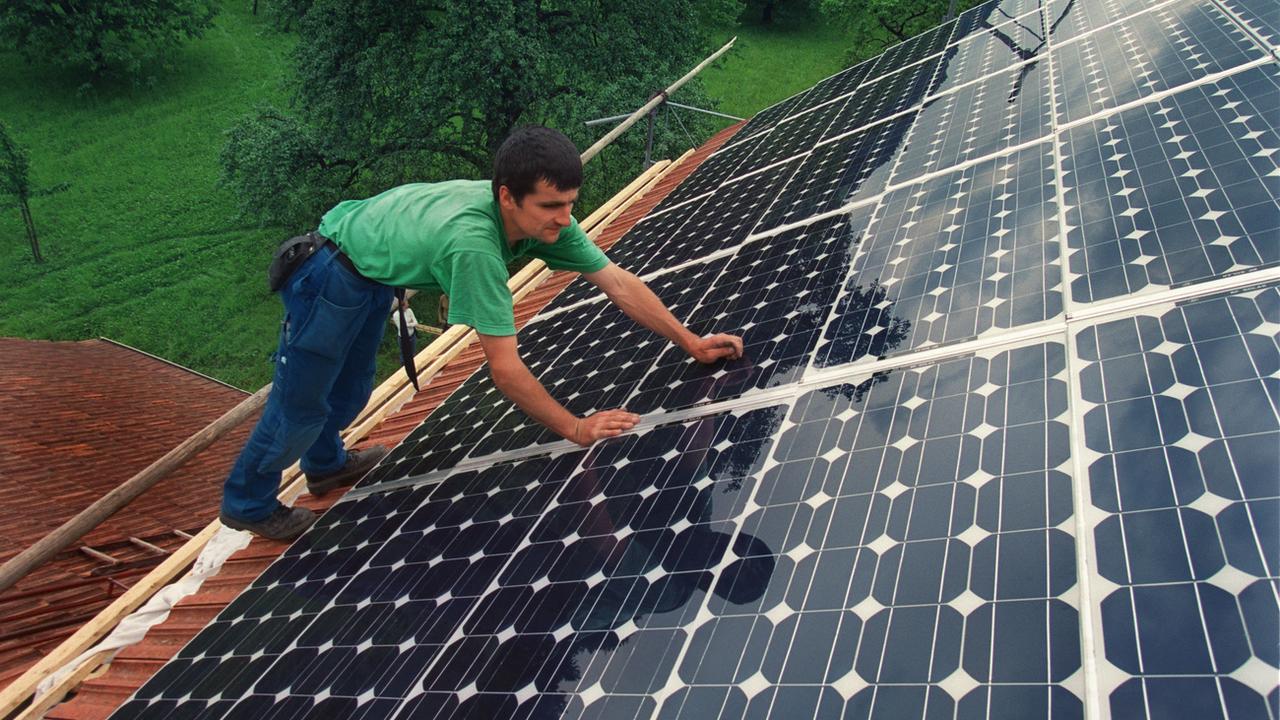 Encourager de plus grandes installations solaires [KEYSTONE - Martin Ruetschi]