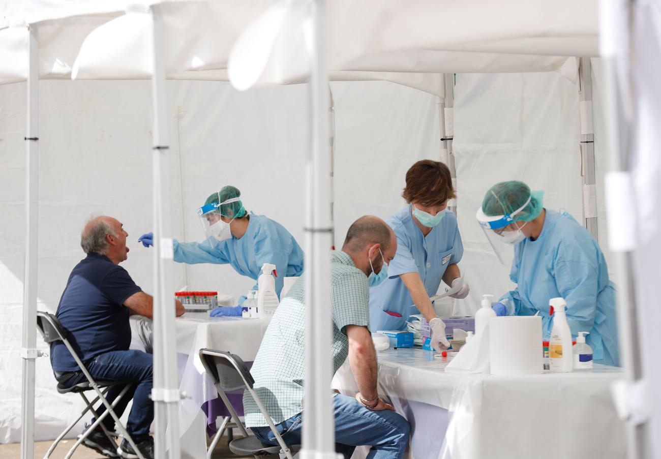 Deux habitants du village d'Ordizia (nord) sont testé pour le Covid-19: un foyer du virus a été repéré dans la région. Espagne, le 8 juillet 2020. [Keystone/epa - Juan Herrero]