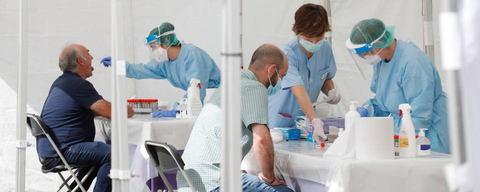 Deux habitants du village d'Ordizia (nord) sont testé pour le Covid-19: un foyer du virus a été repéré dans la région. Espagne, le 8 juillet 2020. [Keystone/epa - Juan Herrero]