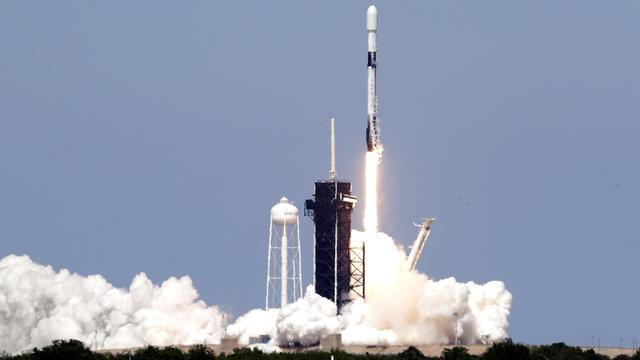 La fusée Falcon 9 lors de son décollage avec les satellites Starlink le 22 avril 2020. [Keystone - AP Photo/John Raoux]