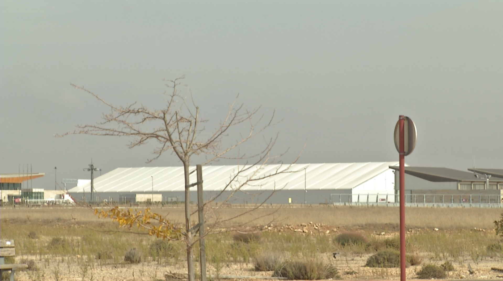 L'avion Solar Impulse 2 est réassemblé sous ce hangar de l'aéroport d'Albacete en Espagne, à l'abri des regards.