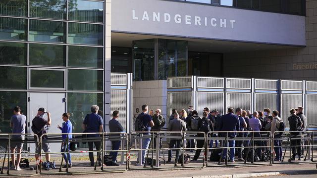 Journalistes et des curieux devant le tribunal de Halle, mardi 21.07.2020. [EPA/Keystone - Omer Messinger]