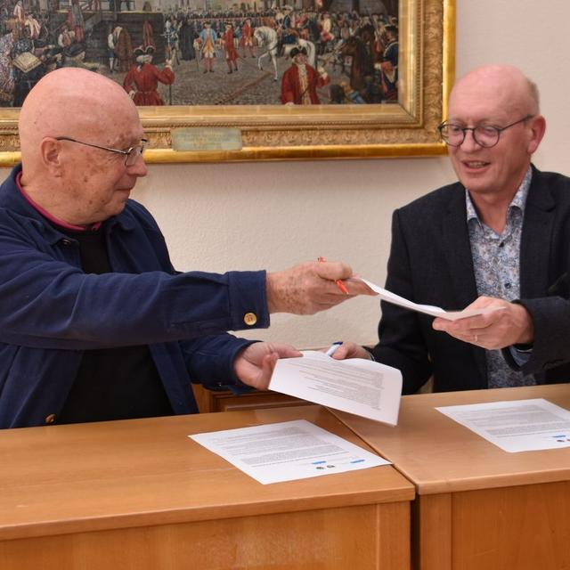 Yves Petignat, maire de Fontenais (gauche), et Gabriel Voirol, maire de Porrentruy. [RTS - Gaël Klein]