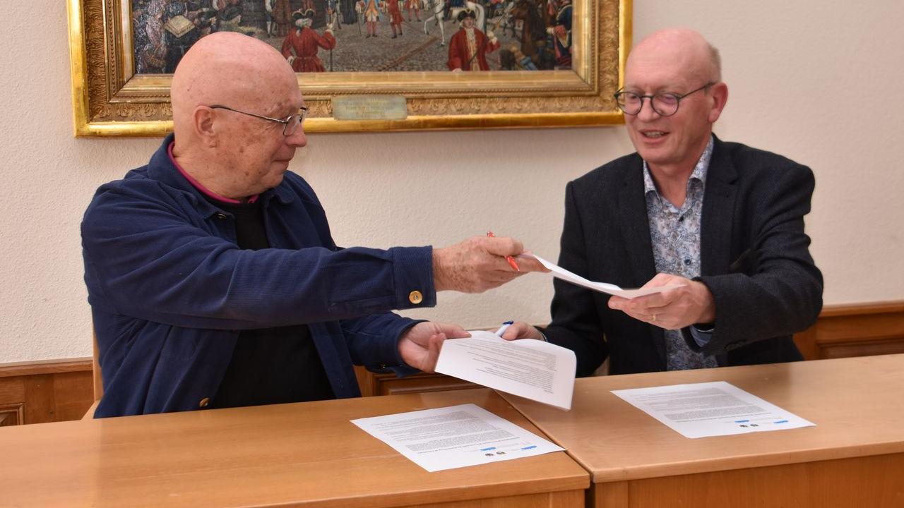 Yves Petignat, maire de Fontenais (gauche), et Gabriel Voirol, maire de Porrentruy. [RTS - Gaël Klein]