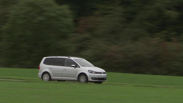 Le test du cette VW Touran montre un dépassement élevé des normes d'émission d'oxyde d'azote. [RTS]