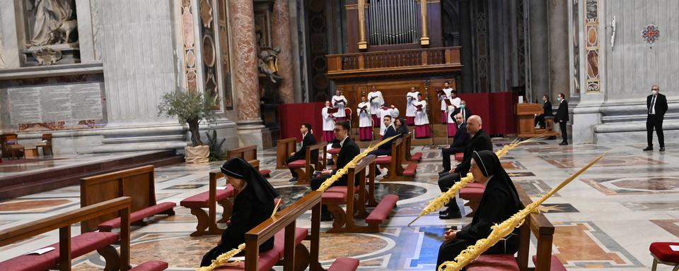 Des nonnes attendant le début de la messe du dimanche des Rameaux dans la basilique Saint-Pierre à Rome. [EPA/Keystone - Alberto Pizzoli]