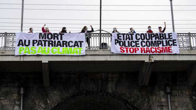 Les messages inscrits ont mélangé à la fois des slogans féministes et antiracistes. [Keystone - Jean-Christophe Bott]