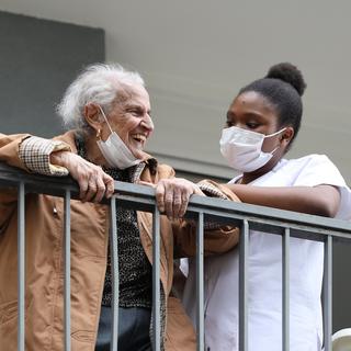 Les aîné∙e∙s sont les plus touché∙e∙s par le coronavirus au niveau des contaminations et des décès. Mais les seniors souffrent également de l'isolement lié aux mesures de confinement. Serait-ce une occasion pour mieux considérer nos aîné∙e∙s? [AFP - Arié Botbol / Hans Lucas]