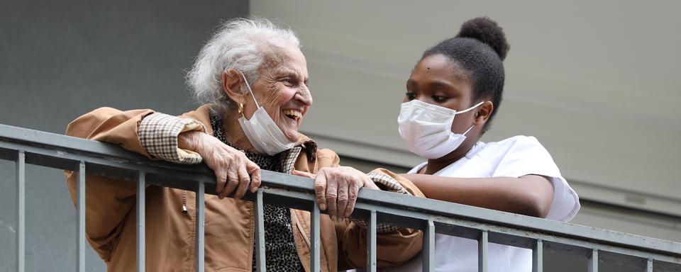 Les aîné∙e∙s sont les plus touché∙e∙s par le coronavirus au niveau des contaminations et des décès. Mais les seniors souffrent également de l'isolement lié aux mesures de confinement. Serait-ce une occasion pour mieux considérer nos aîné∙e∙s? [AFP - Arié Botbol / Hans Lucas]